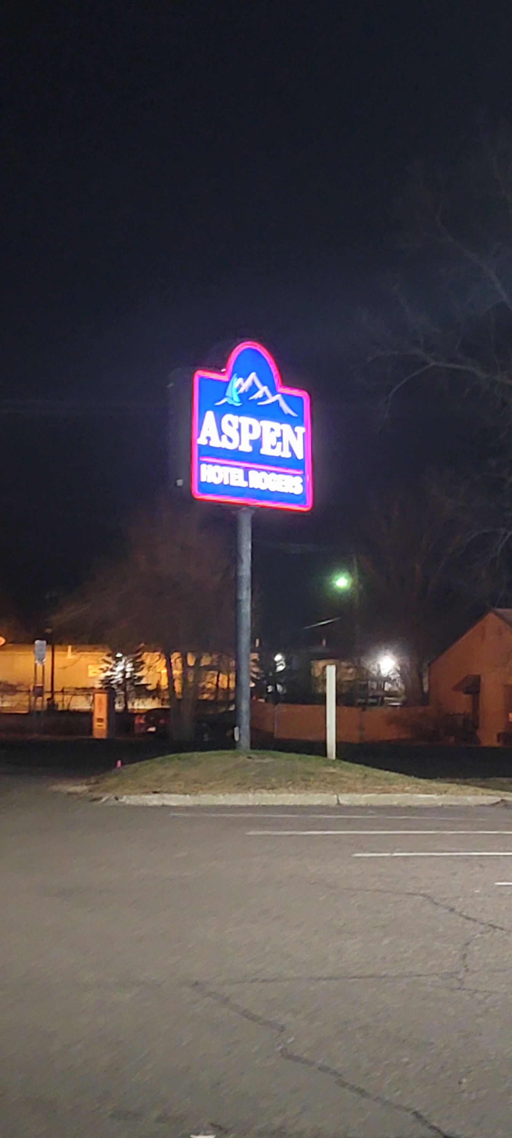Un letrero de neón del Hotel Aspen Rogers.