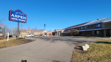Une route menant à l’hôtel Aspen Rogers, avec un ciel bleu dégagé.