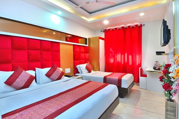 舒适三人房 | 1 多间卧室、高档床上用品、Select Comfort 床、办公桌