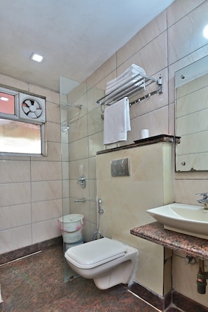 Comfort Double Room, 1 Bedroom | Bathroom | Shower, free toiletries, towels
