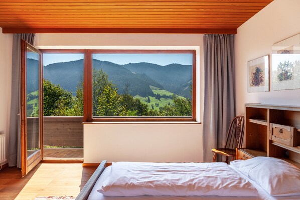 3 bedrooms, free WiFi, bed sheets - Vacation Home "Birnberg" with Mountain View, Private Terrace & Wi-Fi (Leogang)