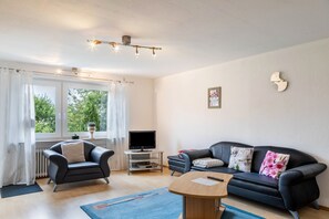 TV, DVD player, stereo - Apartment 'Ferienwohnung Sigrun' with Shared Terrace, Shared Garden and Wi-Fi (Niedenstein)