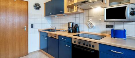 Een koelkast, een magnetron, een oven, een kookplaat