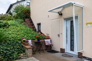 Exterior detail - Apartment 'Ferienwohnung Sigrun' with Shared Terrace, Shared Garden and Wi-Fi (Niedenstein)