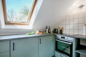 Frigorifero, microonde, forno, piano cottura