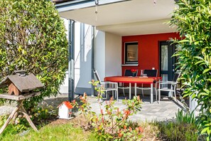 Outdoor dining - Apartment 'Stella Lilia' with private Terrace and Wi-Fi (Radolfzell)