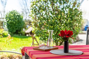 Outdoor dining - Apartment 'Stella Lilia' with private Terrace and Wi-Fi (Radolfzell)