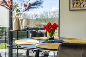 Dining - Apartment 'Design Mettnaublick' with Lake View, Private Terrace and Wi-Fi (Radolfzell)