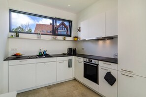 Fridge, microwave, oven, stovetop - Apartment 'Design Mettnaublick' with Lake View, Private Terrace and Wi-Fi (Radolfzell)