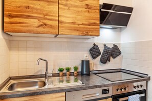 Fridge, microwave, oven, stovetop - Apartment 'Ferienwohnung Zugspitze' with Mountain View, Balcony and Wi-Fi (Farchant)