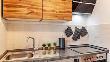 Een koelkast, een microgolfoven, een oven, een kookplaat