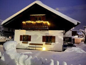 Exterior - Apartment 'Ferienwohnung Zugspitze' with Mountain View, Balcony and Wi-Fi (Farchant)