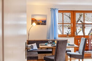 Dining - Apartment 'Ferienwohnung Zugspitze' with Mountain View, Balcony and Wi-Fi (Farchant)