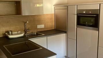 Frigorifero, microonde, forno, piano cottura