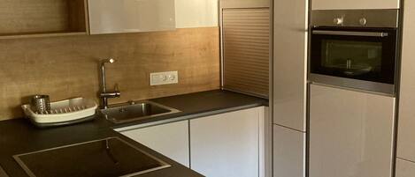 Kühlschrank, Mikrowelle, Ofen, Herdplatte