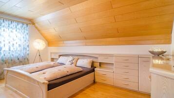 3 makuuhuonetta, silitysrauta/-lauta, ilmainen Wi-Fi, vuodevaatteet