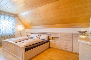 3 bedrooms, iron/ironing board, free WiFi, bed sheets - Holiday Apartment 'Schwarzwalduhren Nescht Triberg' with Panoramic View (Triberg)