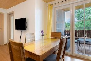 Dining - Apartment 'Ferienwohnung Mauchach' with Shared Garden, Balcony and Wi-Fi (Löffingen)