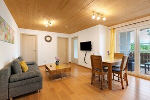 TV - Apartment 'Ferienwohnung Mauchach' with Shared Garden, Balcony and Wi-Fi (Löffingen)