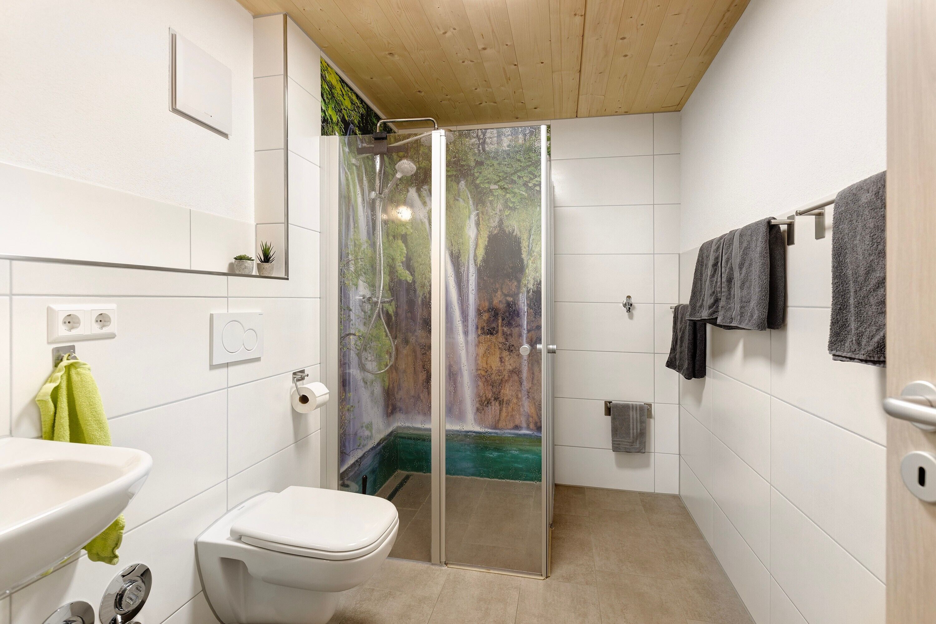 Douche, sèche-cheveux, serviettes fournies