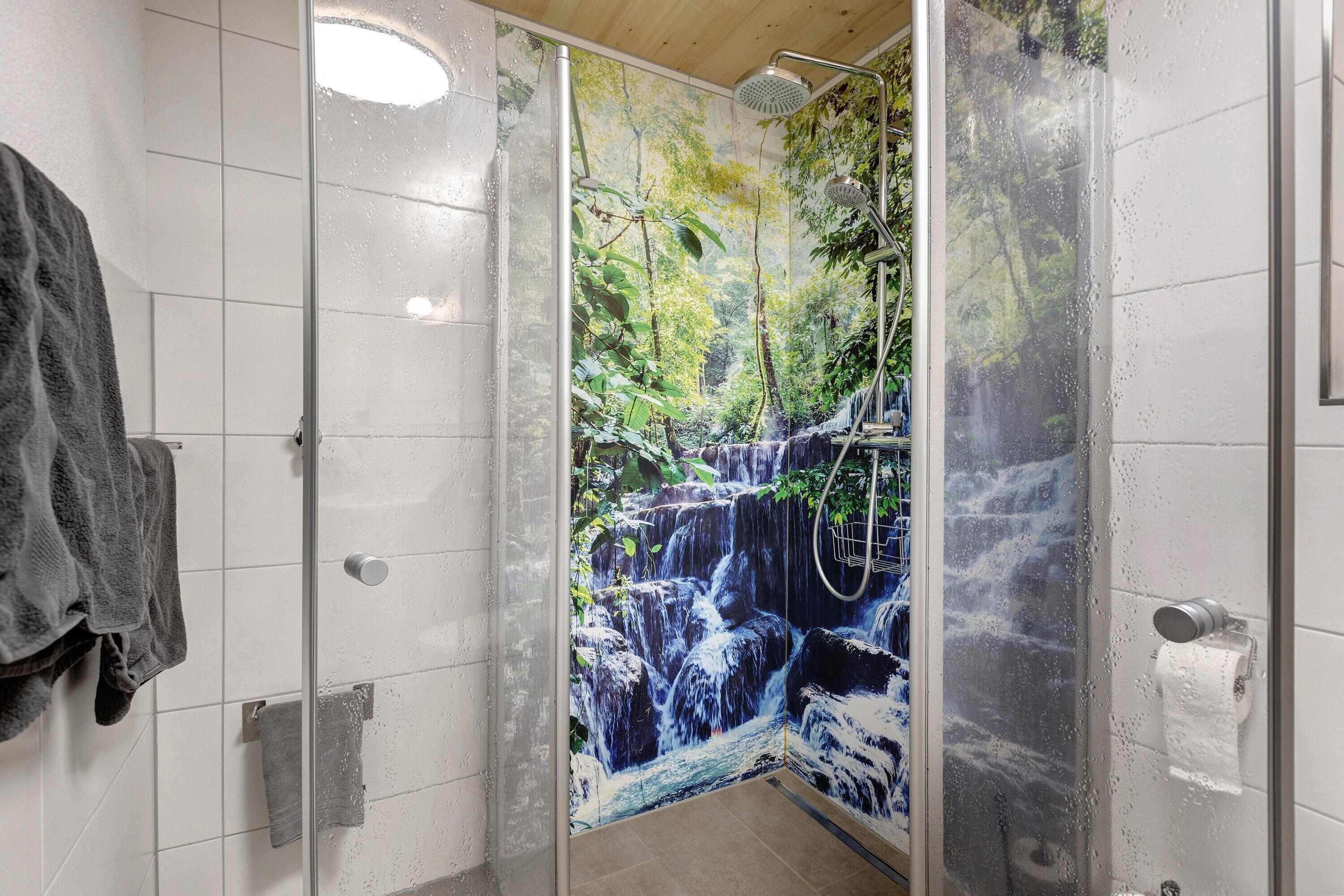 Dusche, Haartrockner, Handtücher