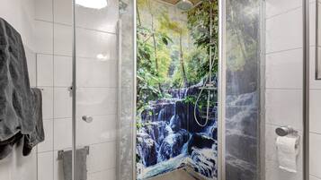 Dusche, Haartrockner, Handtücher