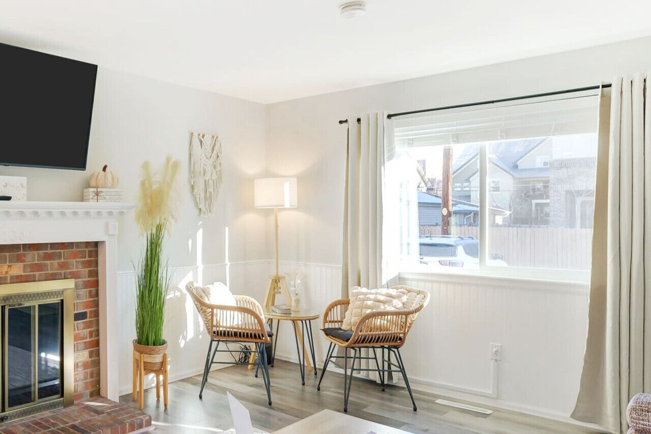 TV connectée, cheminée, chaîne hi-fi