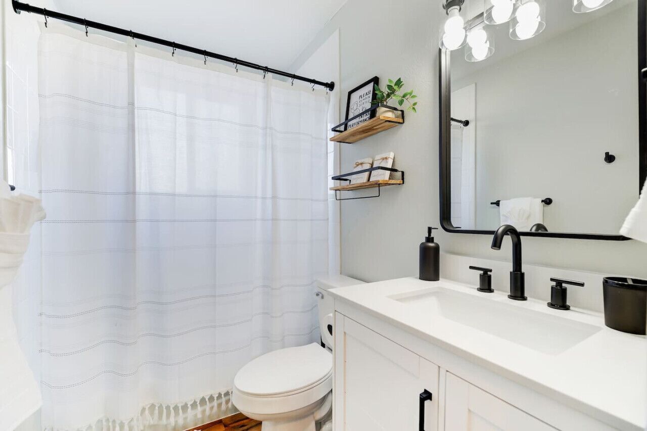 Een haardroger, handdoeken