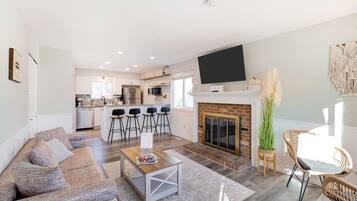 Smart TV, chimenea y estéreo