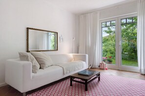 TV, table tennis - Holiday Home 'Ferienhaus Karinella' with Private Terrace, Private Garden and Wi-Fi (Scharbeutz)