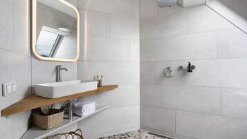 Dusche, kostenlose Toilettenartikel, Haartrockner, Handtücher