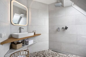 Dusche, kostenlose Toilettenartikel, Haartrockner, Handtücher