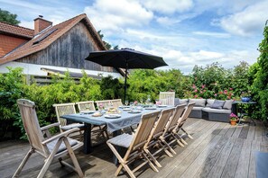 Outdoor dining - Holiday Home 'Ferienhaus Karinella' with Private Terrace, Private Garden and Wi-Fi (Scharbeutz)