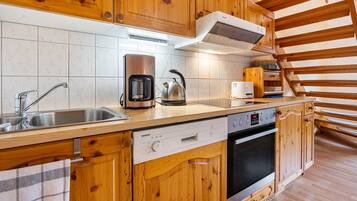 Fridge, oven, stovetop, dishwasher