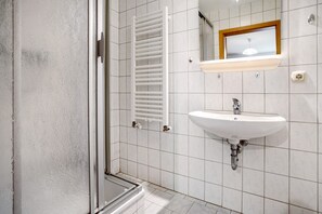 Shower - Apartment "Haus Seeadler 11" with Shared Terrace & Wi-Fi (Koserow)