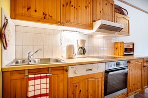 Fridge, oven, stovetop, dishwasher