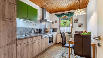 Een koelkast, een magnetron, een oven, een kookplaat