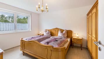 2 bedrooms, iron/ironing board, free WiFi, bed sheets