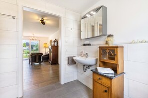 Shower, hair dryer, towels - Holiday Apartment in Charming Wilhelminian/Art Nouveau Style; New Building (Albstadt)