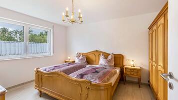 2 bedrooms, iron/ironing board, free WiFi, bed sheets