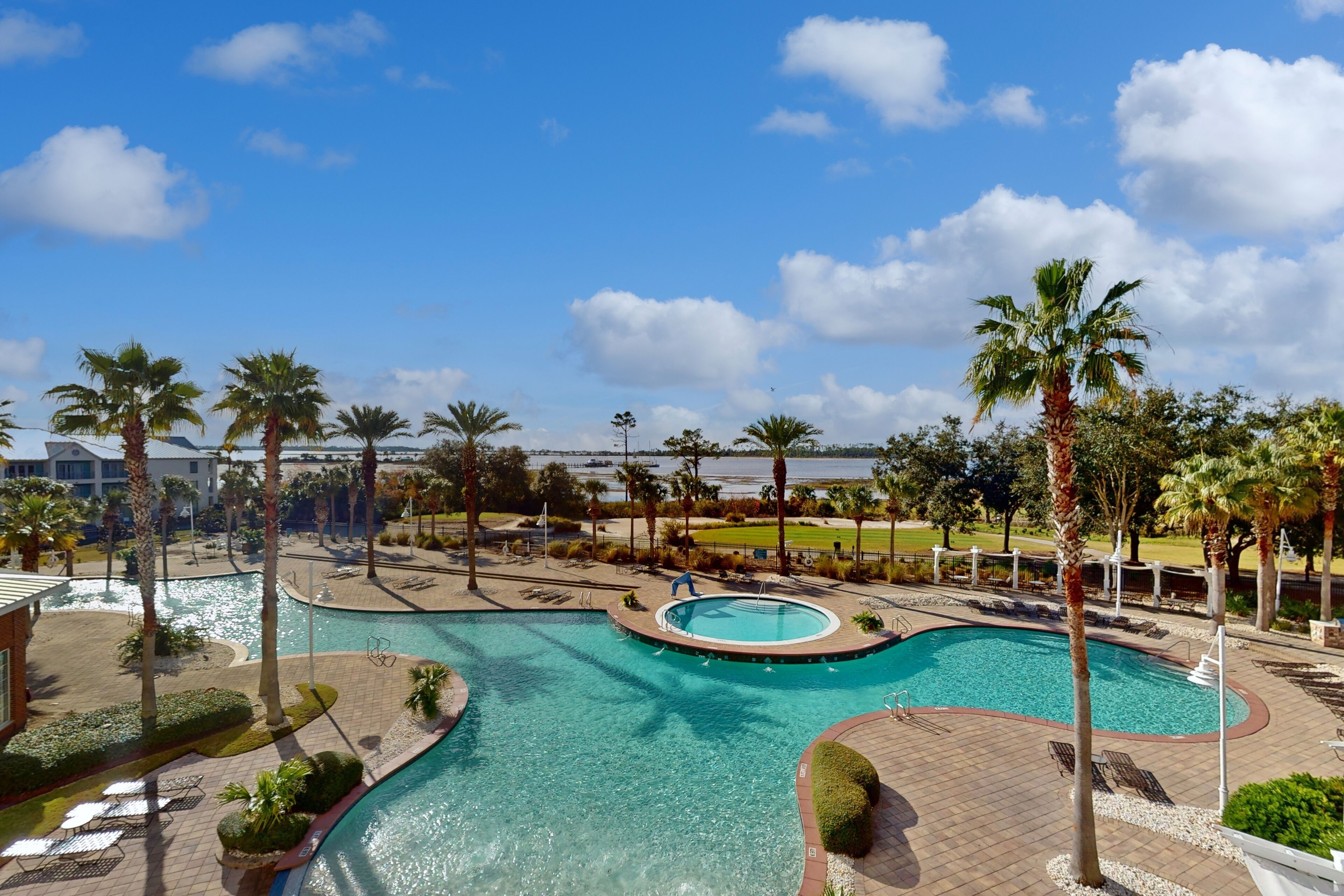 حمّام سباحة مُدفَّأ