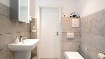 Een douche, een haardroger, handdoeken