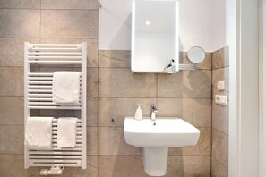 Shower, hair dryer, towels