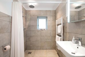 Dusj, hårføner og håndklær