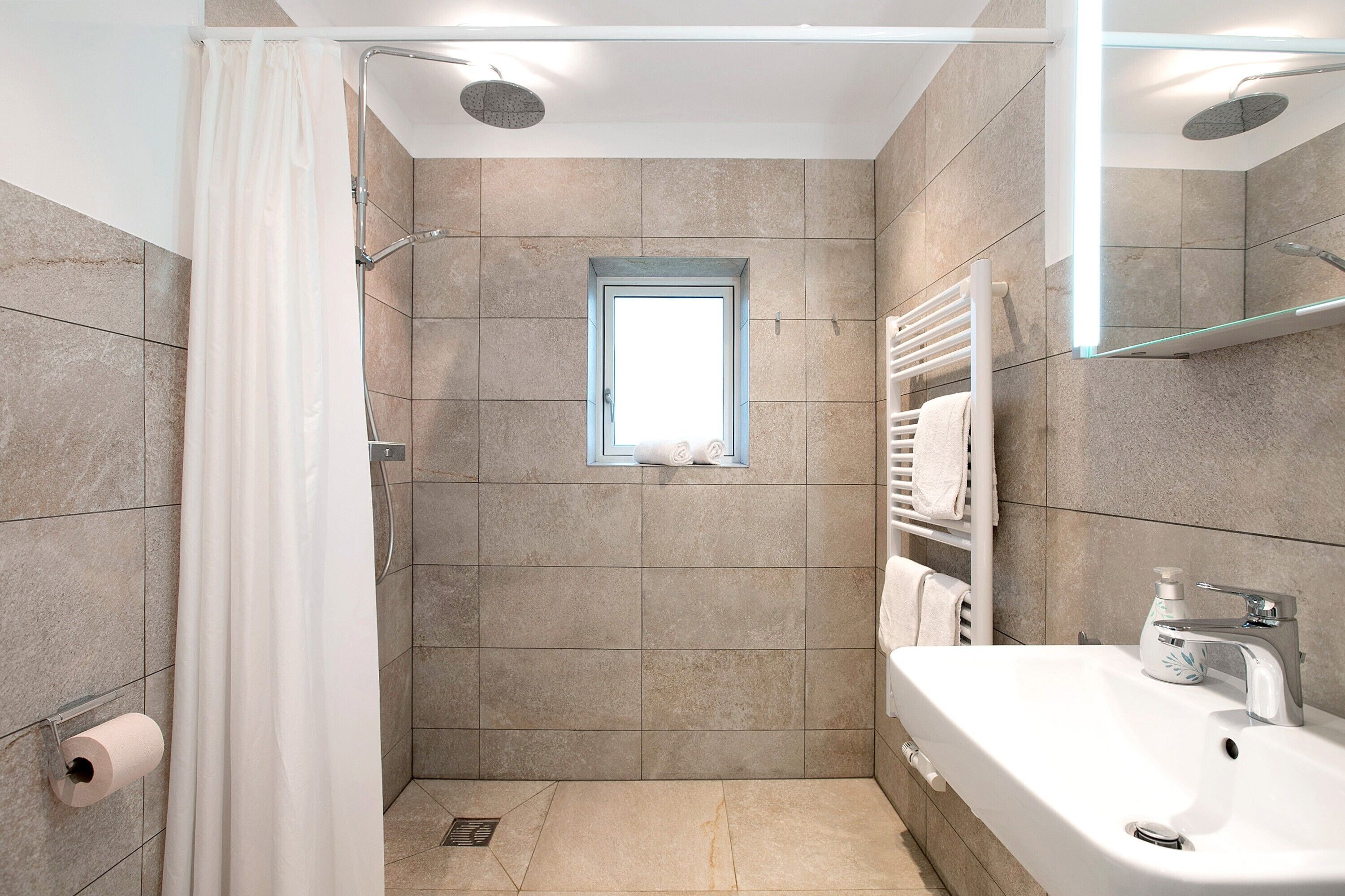 Chuveiro, secador de cabelo, toalhas de banho 