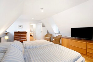 3 slaapkamers, een strijkplank/strijkijzer, gratis wifi, beddengoed