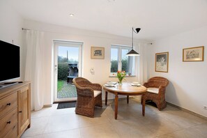 Dining - "Meyers Ferienhaus" with Private Garden & Wi-Fi (Gelting)