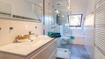 Dusche, Haartrockner, Handtücher