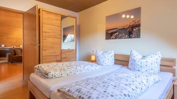 2 bedrooms, iron/ironing board, free WiFi, bed sheets