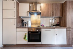 Frigorifero, microonde, forno, piano cottura